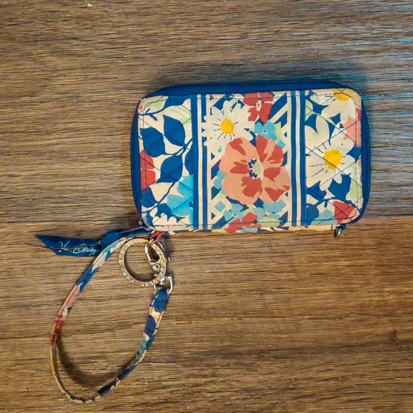 New Vera Bradley Quilted Summer Cottage Zip Around Wristlet Wallet. - Picture 2 of 11